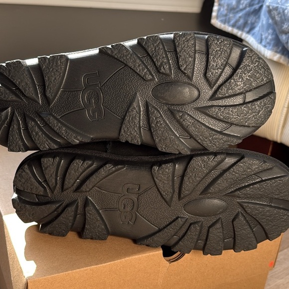 New UGG waterproof essential Booties sheepskin boots mid black size 8 mid - Picture 7 of 10